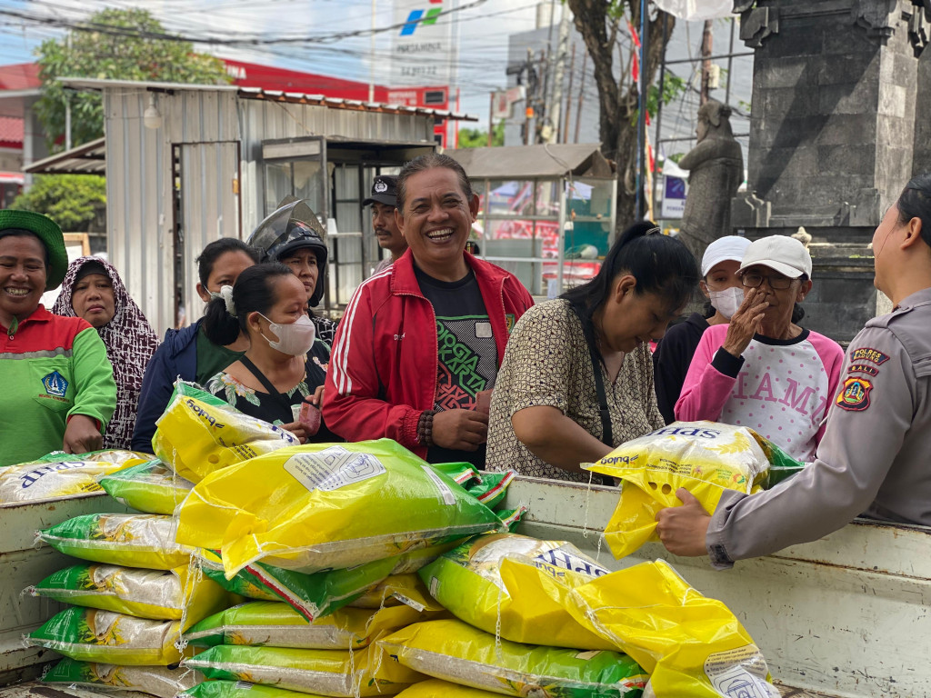 Gerakan Pangan Murah Beras SPHP Hadir di Desa Dalung, Masyarakat Antusias!